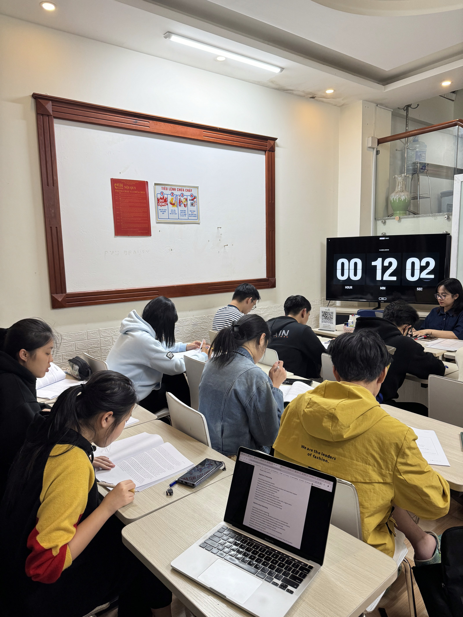 Học viên đang làm bài trong lớp với timer thật